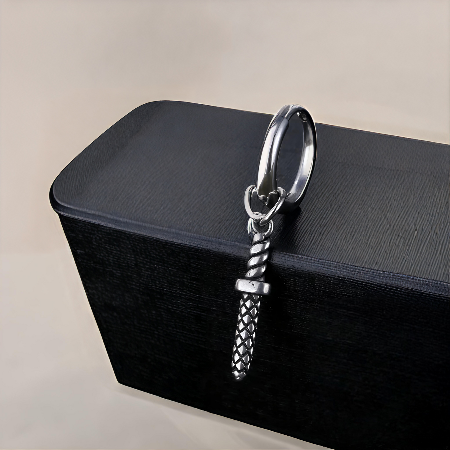 Pendiente “Excalibur” – Freedom Vibes 4 Men